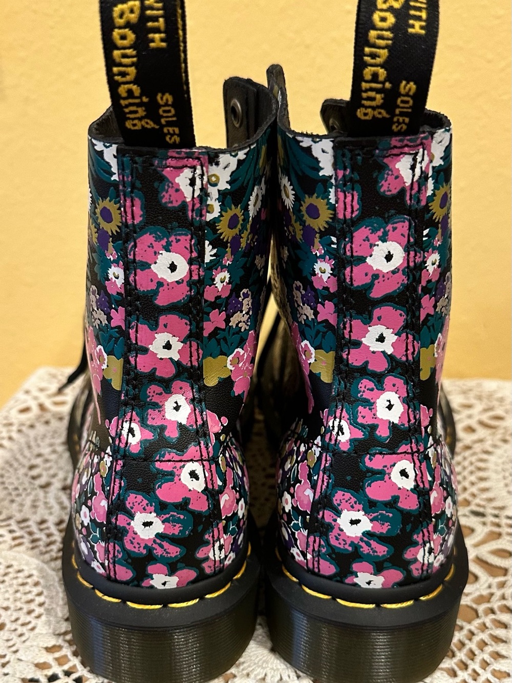 NWOB Dr. Martens 1460 Pascal Black Floral
Wanderlust 8 Eye Boots Women's Sz 8.5 - Picture 3 of 13